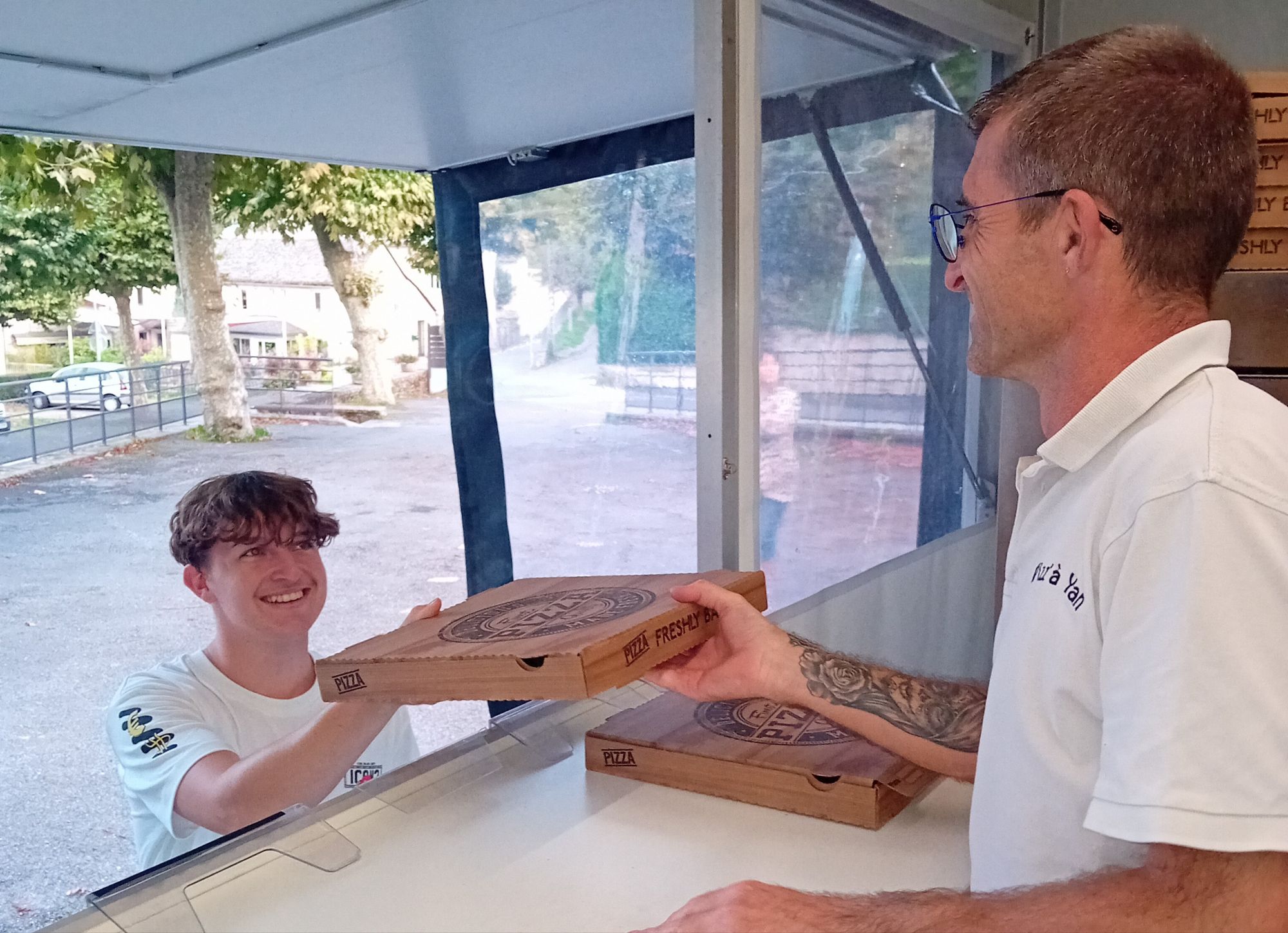 Rencontre à Moyrazès, l&rsquo;aventure gourmande de Yan, pizzaiolo itinérant