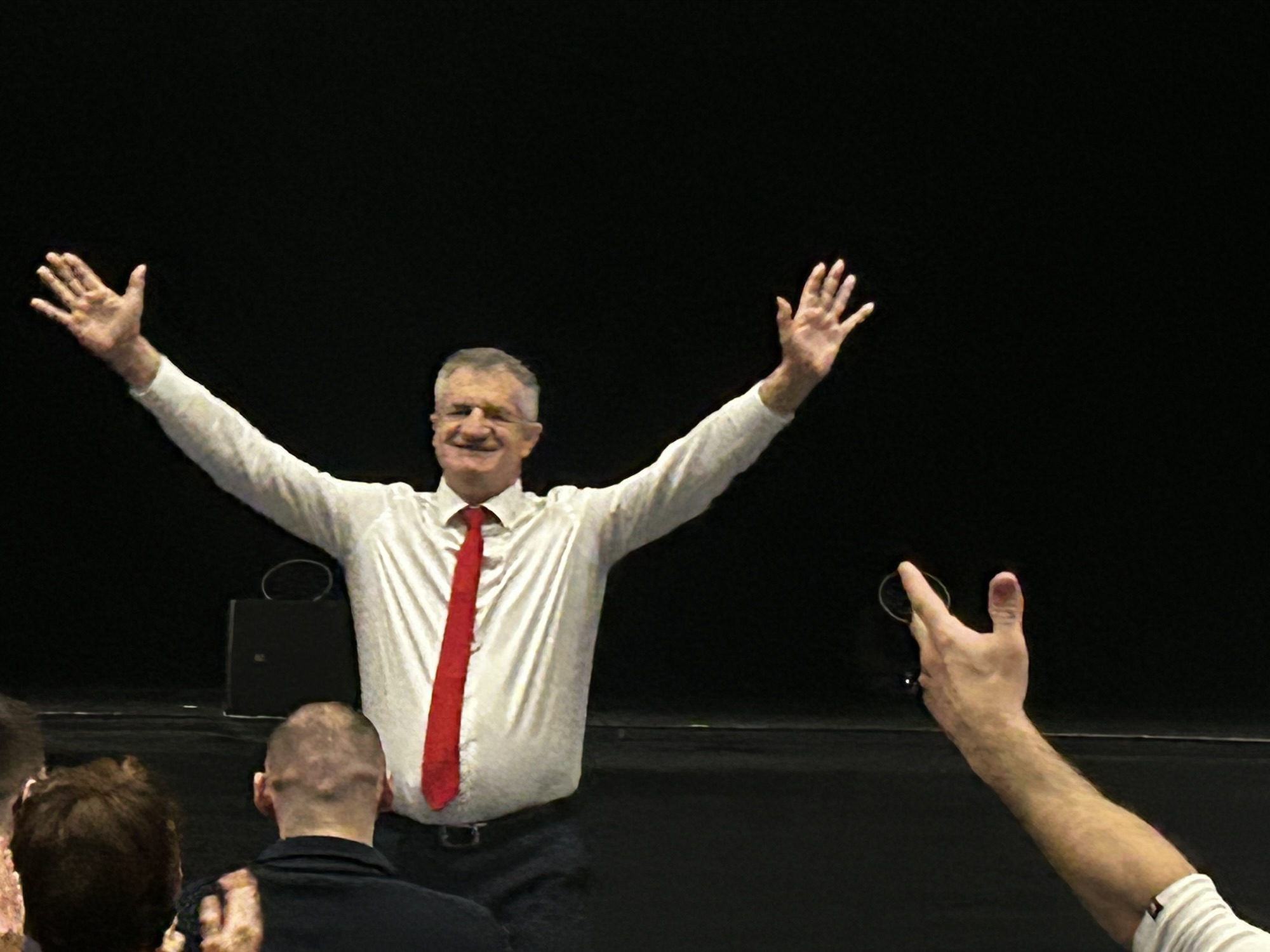 Jean Lassalle, sur scène, le parrain de la Gazette, distille généreusement humour et complicité (photos et vidéos)