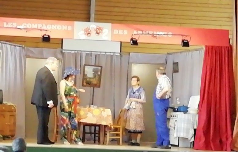 Moyrazès,  la joyeuse troupe théâtrale « les compagnons des Arméniès »sur le devant de la scène