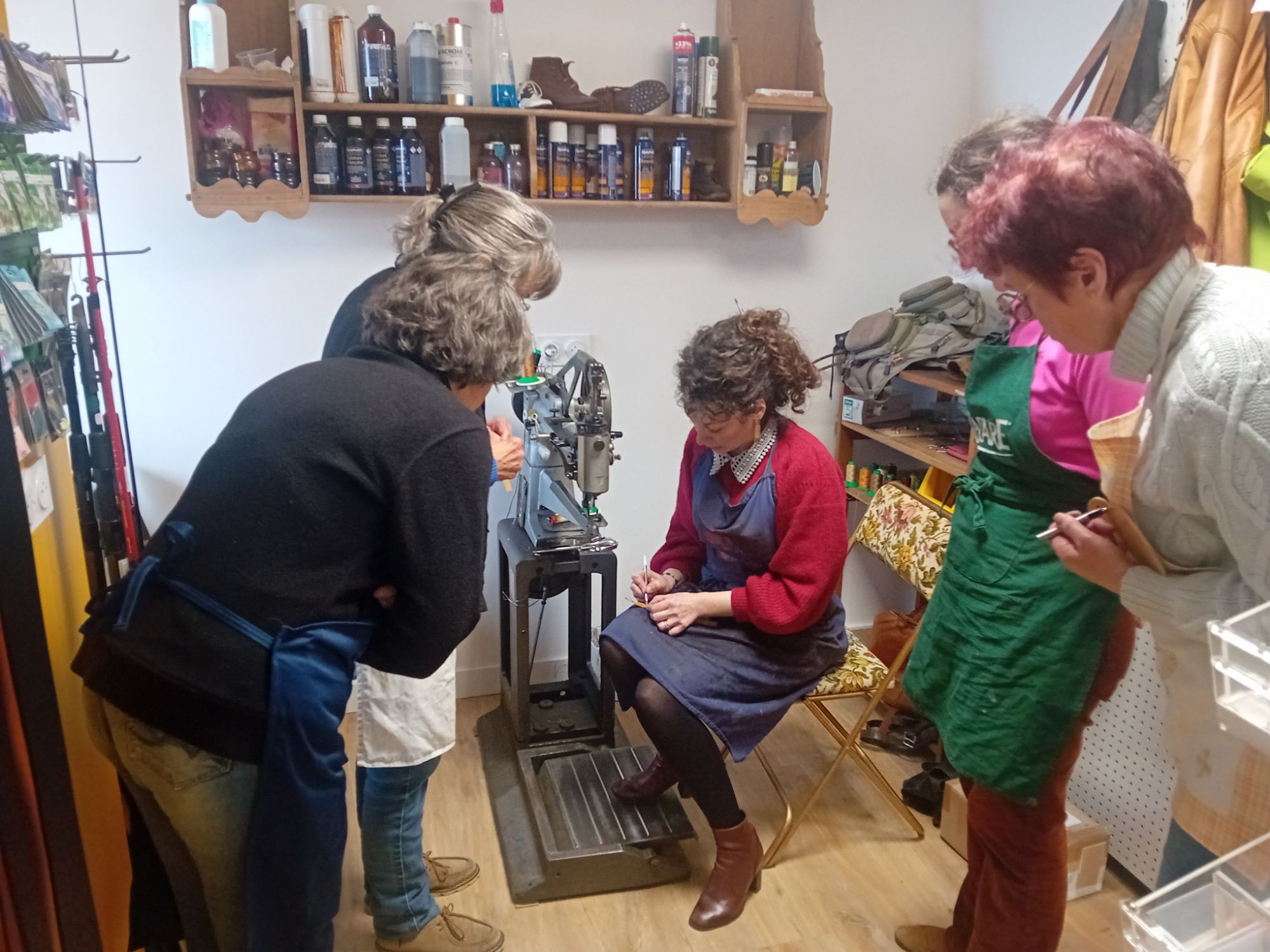Baraqueville, le premier atelier proposé par Vanessa Muratet, dans sa cordonnerie, botte les apprenties d&rsquo;un jour