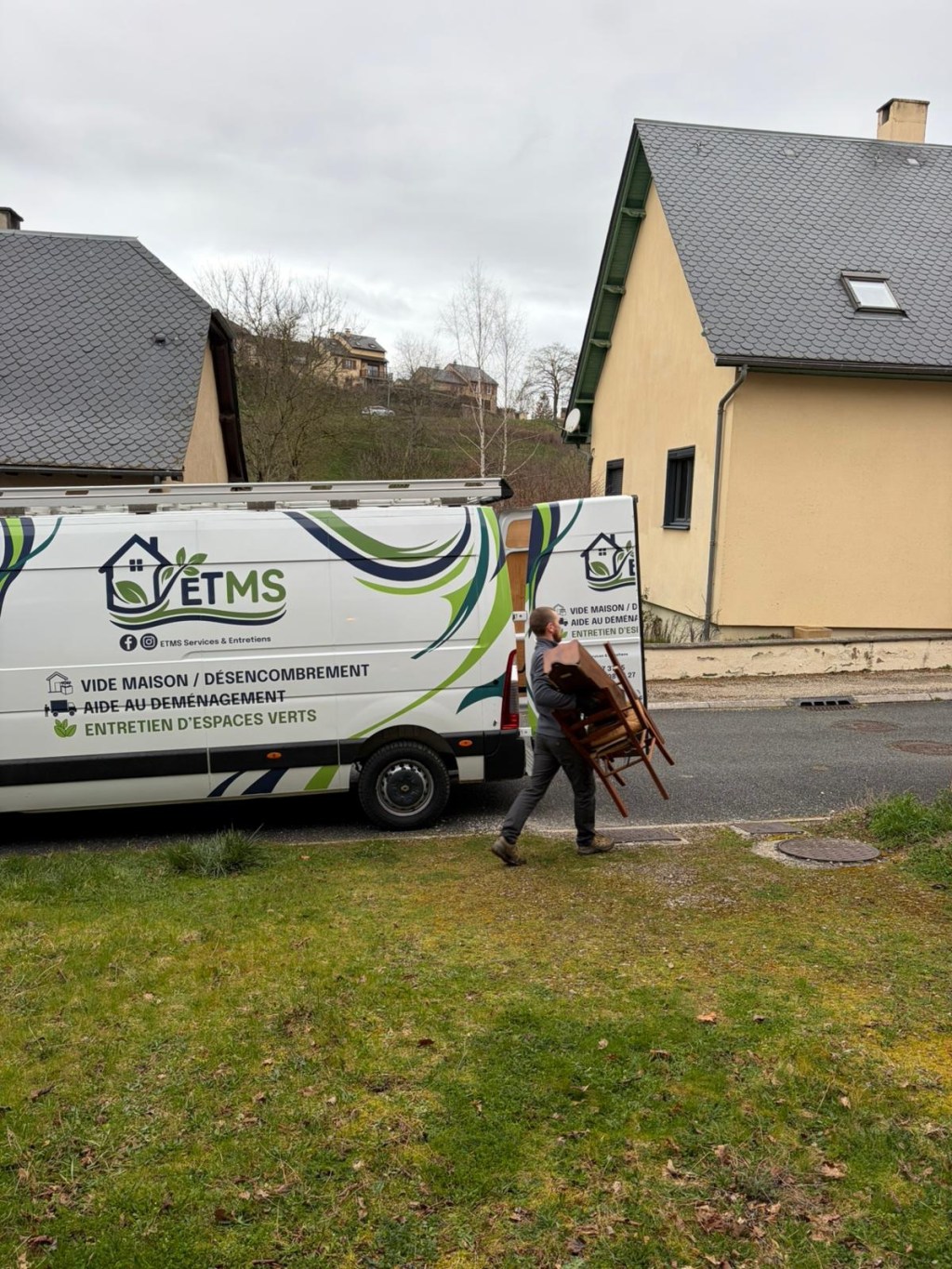 Moyrazès, ETMS : vider, trier, accompagner, Thomas et Enzo ouvrent et ferment des portes sur des histoires de&nbsp;vies