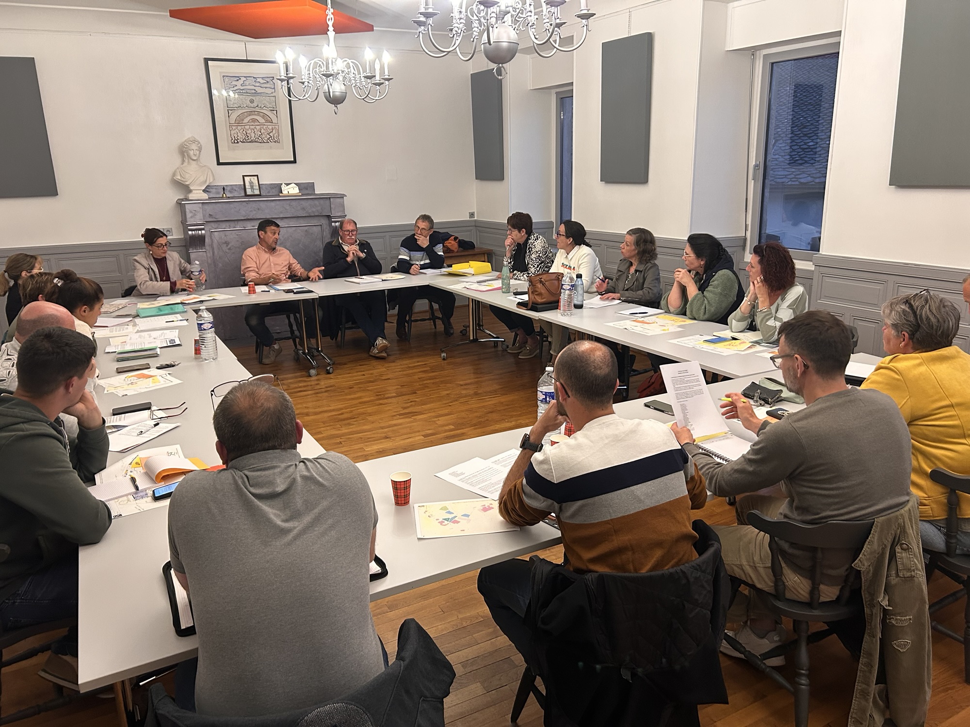 Conseil municipal à Rieupeyroux : premières décisions et compte-rendu, Jean-Luc Thémines endosse progressivement ses habits de maire
