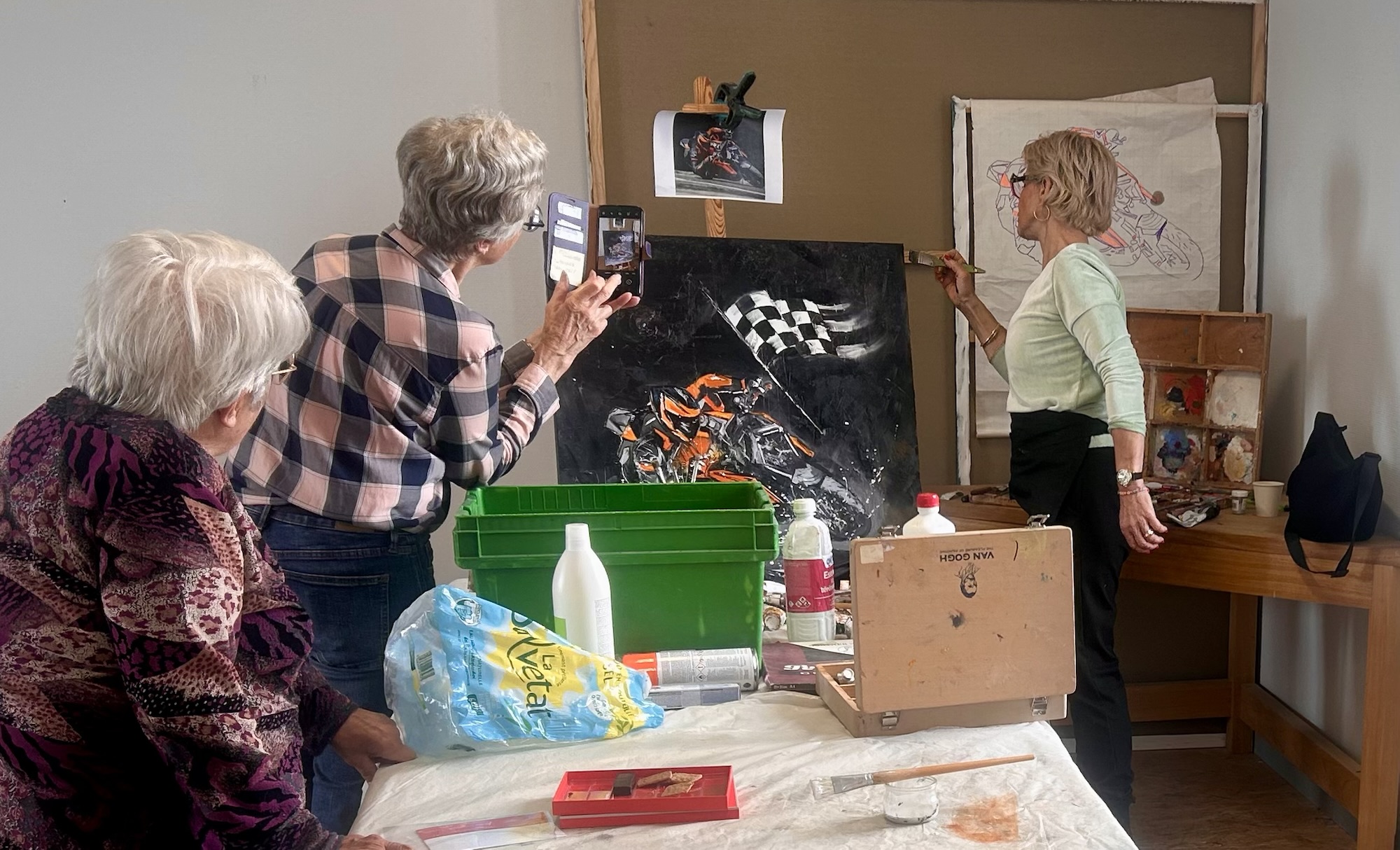 A Moyrazès, les nuances de complicité donnent de belles  couleurs à la vie dans l&rsquo;atelier de peinture à l&rsquo;huile