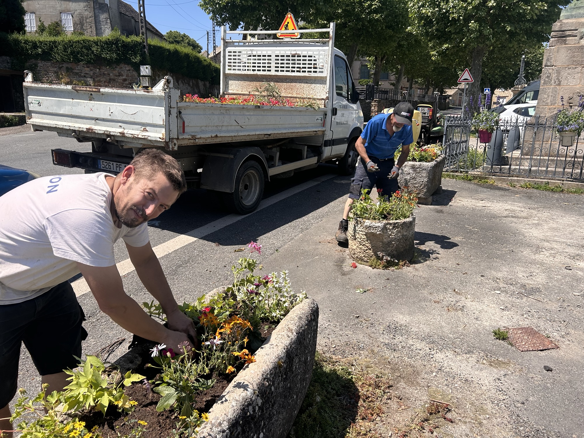 Moyrazès, sous un soleil de plomb, José et Sylvain fleurissent le village