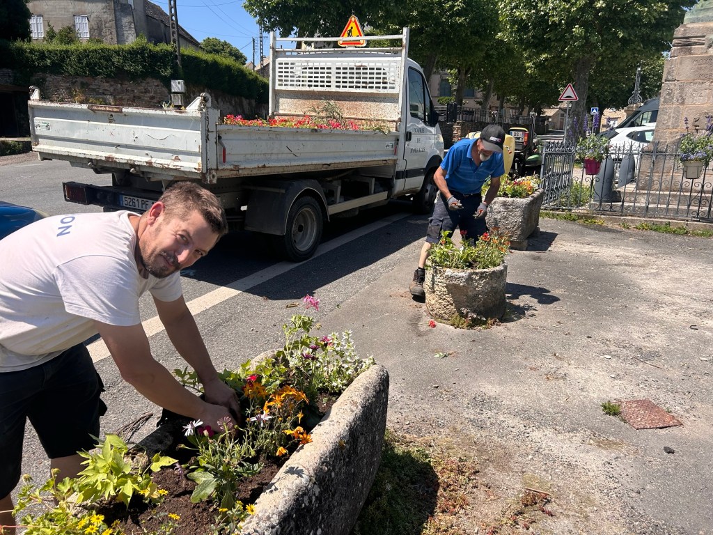Moyrazès, sous un soleil de plomb, José et Sylvain fleurissent le village
