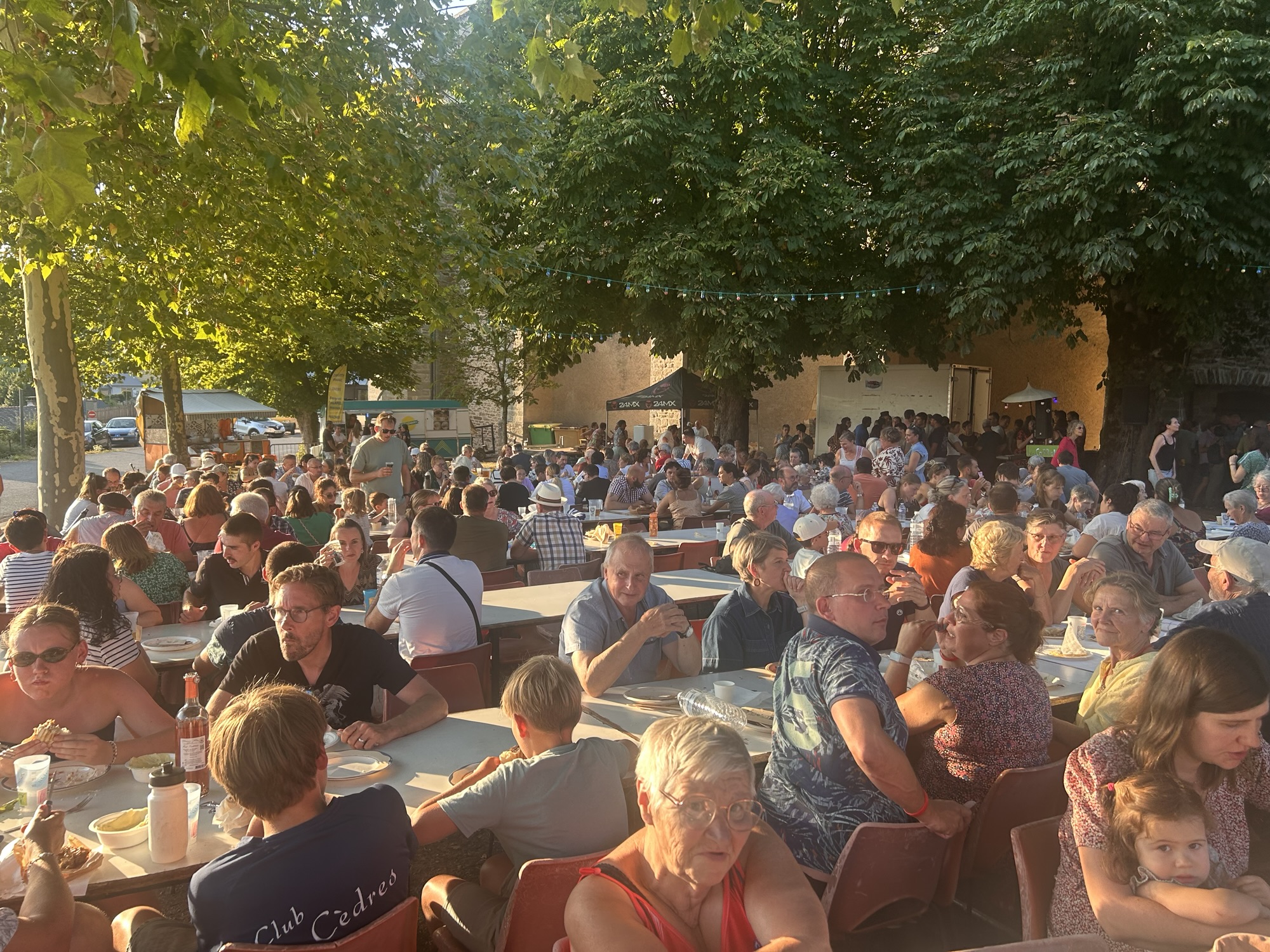 Venez, je vous emmène au marché gourmand de Rieupeyroux, une soirée pleine de saveurs et de surprises
